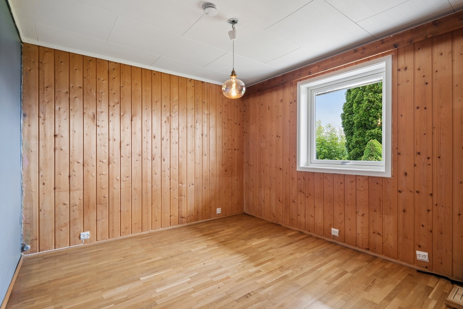Soverom i underetasje med PVC-vindu fra 2016. Galleribilde