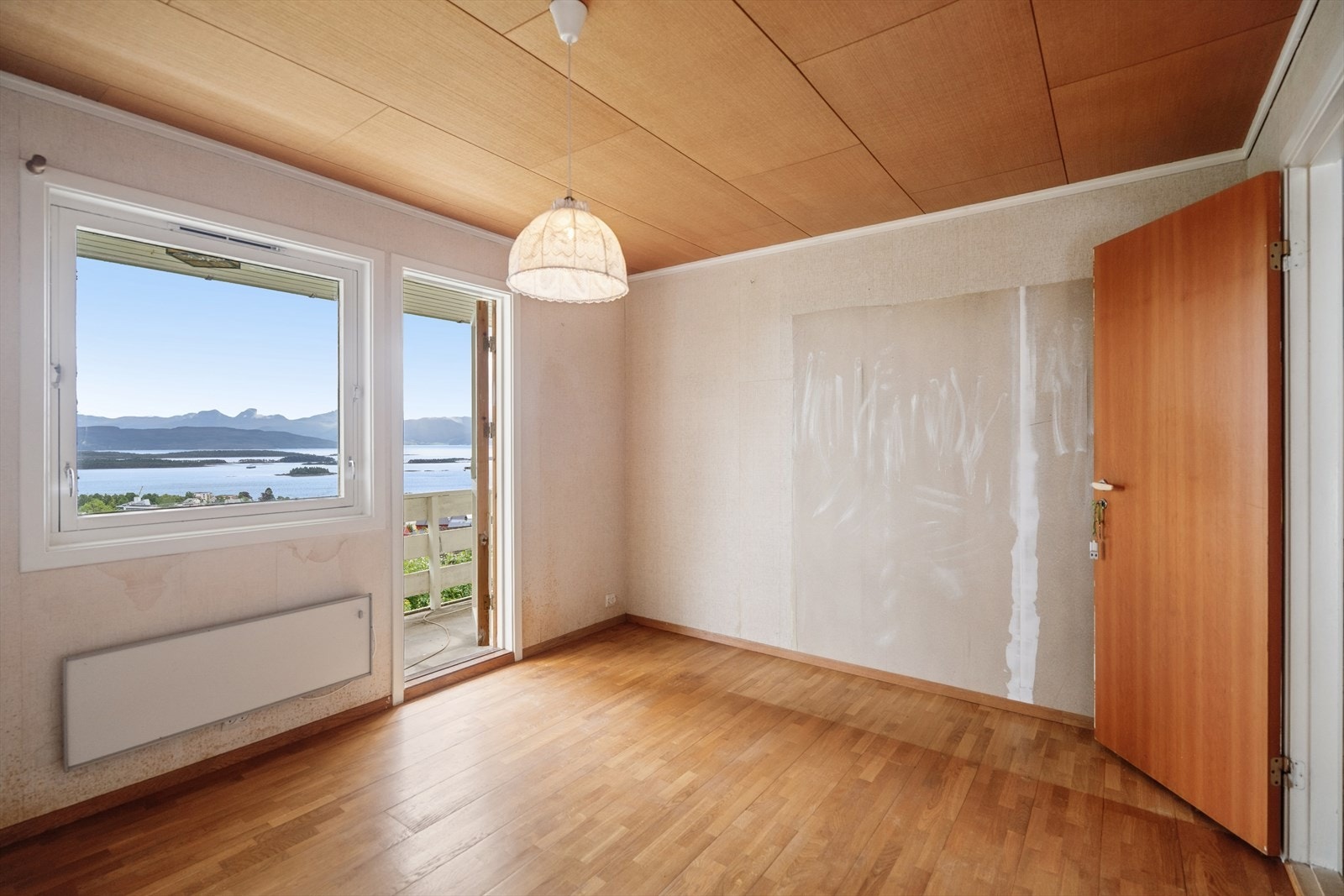 Fra det ene soverommet er det utgang til en luftebalkong på ca. 8 m². Galleribilde