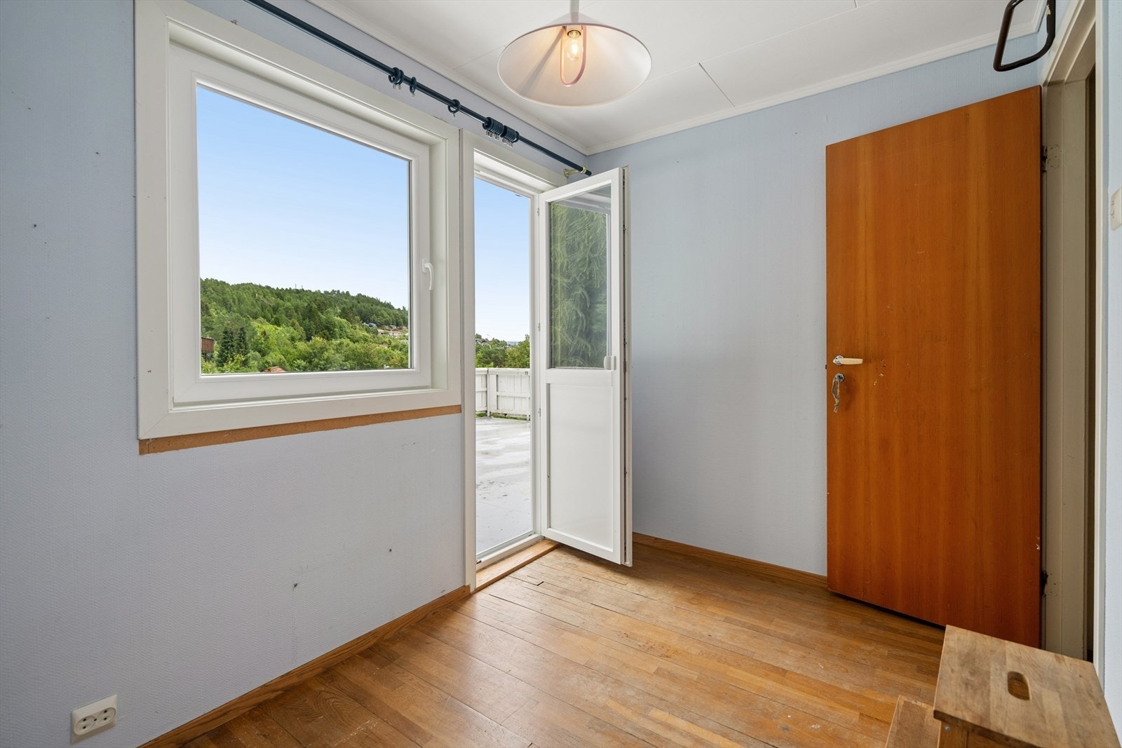 Det andre soverommet har direkte utgang til den store terrassen over garasjen. Galleribilde