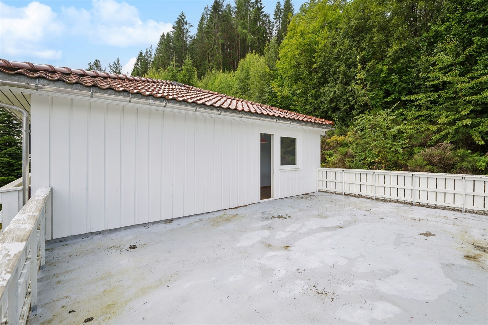 Terrassen har rekkverk i trekonstruksjon og dekke av lettbetongelementer. Galleribilde