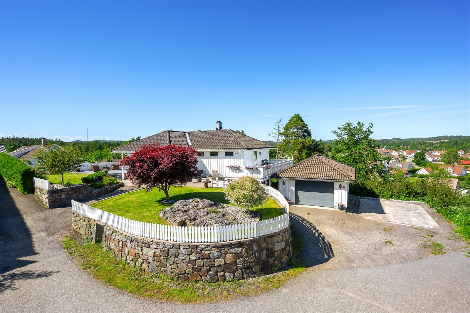 Eiendomsmegler Norge v/Martin Olsen har gleden av å presentere Kastanjeveien 8! En innholdsrik familiebolig på toppen av Rannekleiv, med fantastisk utsikt, gode solforhold og garasje! Galleribilde