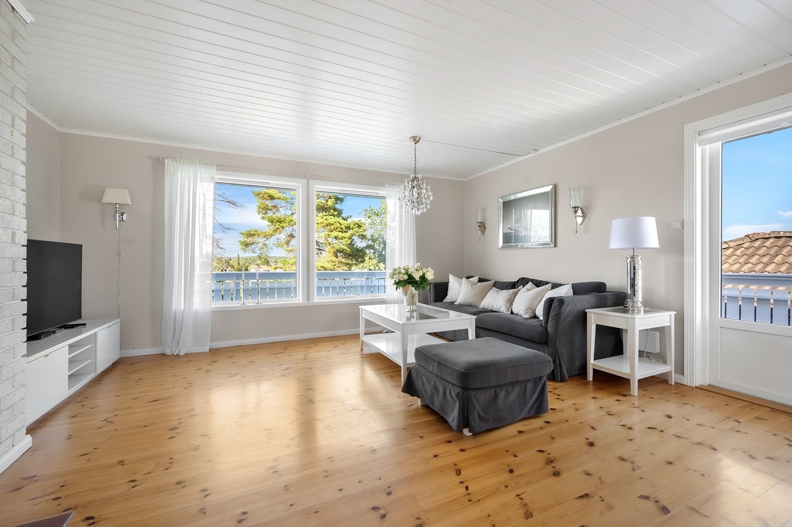 Romslig stue med god plass til sofa- og spisestueavdeling Galleribilde
