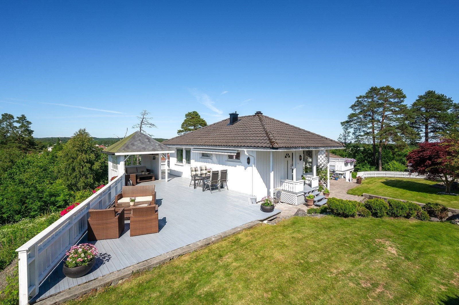 Eiendommen har solrike og lettstelte uteplasser med god plass til hele familien! Galleribilde