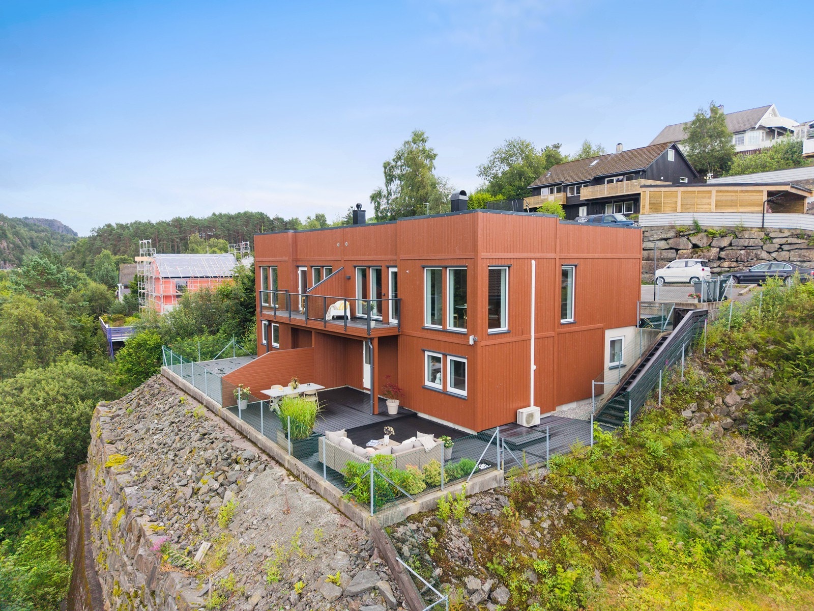 En flott og moderne halvpart av tomannsbolig over to plan med attraktiv beliggenhet på Krokåsfeltet/Juvik på Askøy. Galleribilde