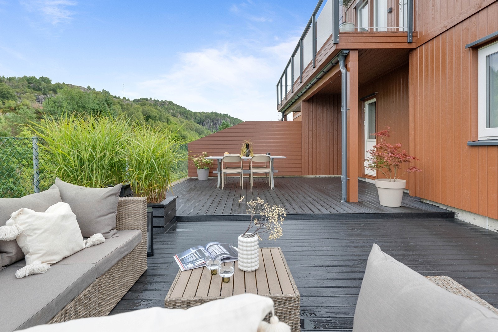Terrassen er på hele 55 m², går over to nivåer og danner en flott uteplass. Galleribilde