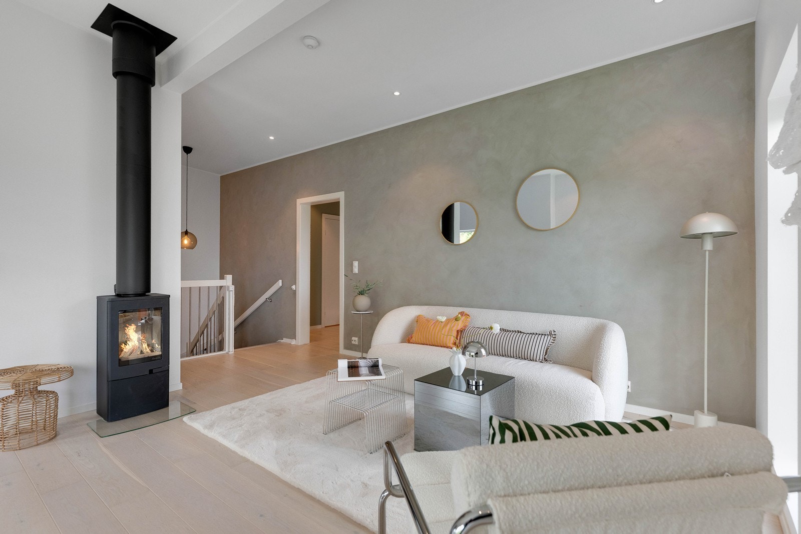 Boligen har en tidsriktig fargepalett og fremstår moderne og innbydende. Galleribilde