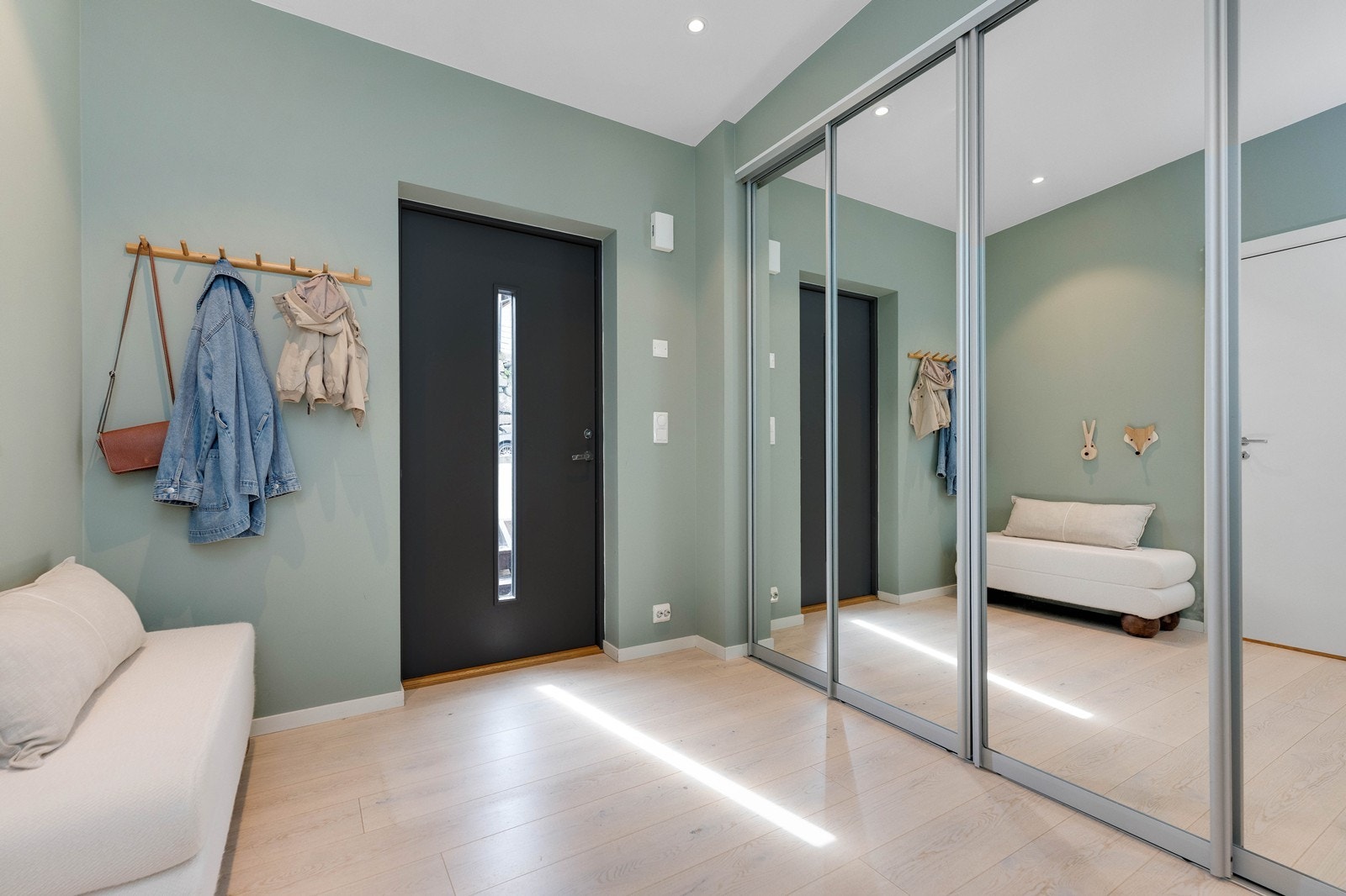 Velkommen inn! Entré med praktisk skyvedørsgarderobe samt plass oppheng av ytterklær og sko. Galleribilde
