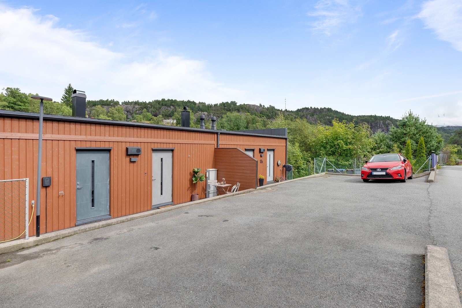 For et større utvalg av butikker, spisesteder og tjenester ligger både Alti Askøy og Kleppestø senter en kort kjøretur unna. Galleribilde