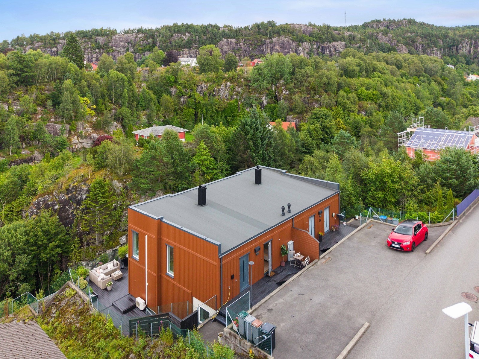 Kollektivtilbudet i området er svært godt, med bussholdeplass i kort avstand fra boligen og hyppige avganger mot blant annet Kleppestø, Herdla og Bergen sentrum. Galleribilde