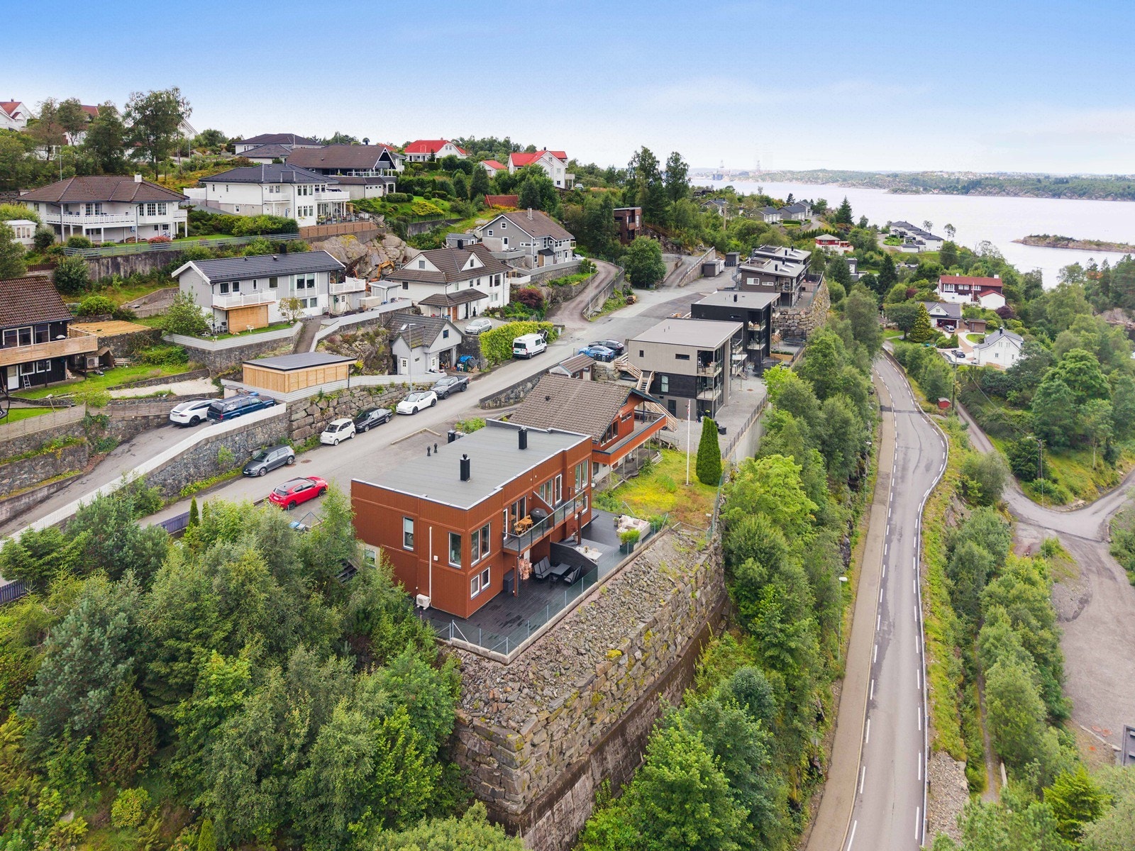 Her bor du i et veletablert og familievennlig boligområde, skjermet fra gjennomgangstrafikk med nærhet til en rekke fasiliteter som skoler, barnehager, lekeplasser og nærmiljøanlegg. Galleribilde