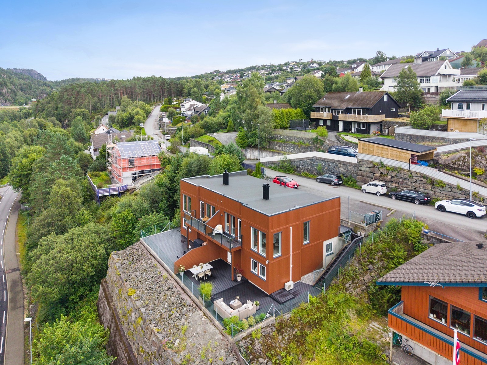 Fra Kleppestø er det også hurtigbåtforbindelse til Bergen, noe som gjør pendlingen både effektiv og fleksibel. Med bil tar turen til Bergen sentrum om lag 20 minutter. Galleribilde