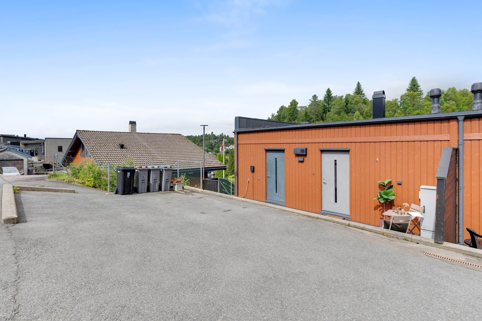 Det er enkel tilkomst fra asfaltert tun som gir gode parkeringsmuligheter. Galleribilde