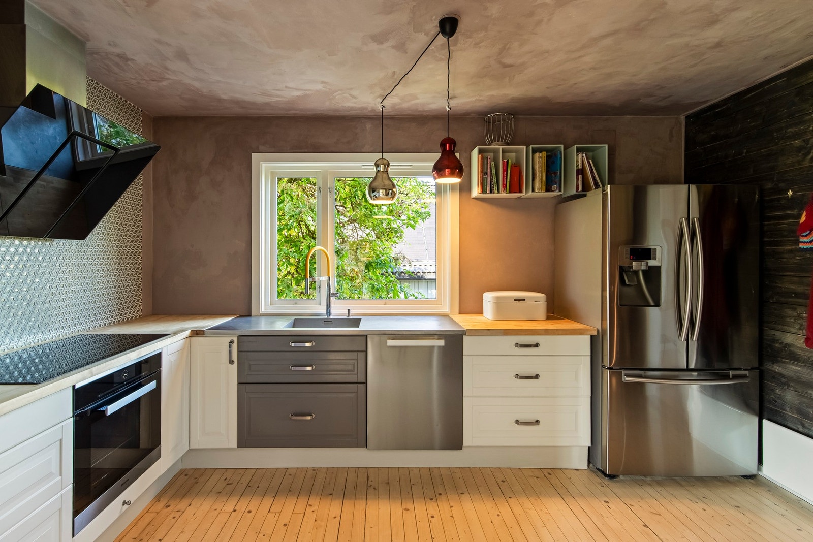 Kjøkkenet er utstyrt med integrerte hvitevarer av høy kvalitet, og disse består av oppvaskmaskin, stekeovn og induksjonstopp, samt ventilator. Galleribilde