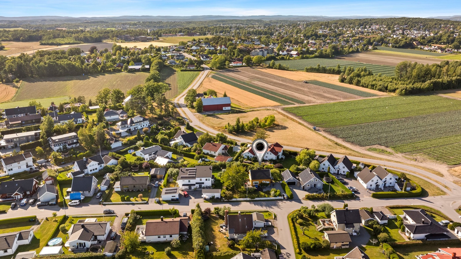 Beliggenheten er barnevennlig og attraktiv, med kort vei til skoler, barnehager, badeplasser og butikker, og det er flere turstier i nærområdet. Galleribilde