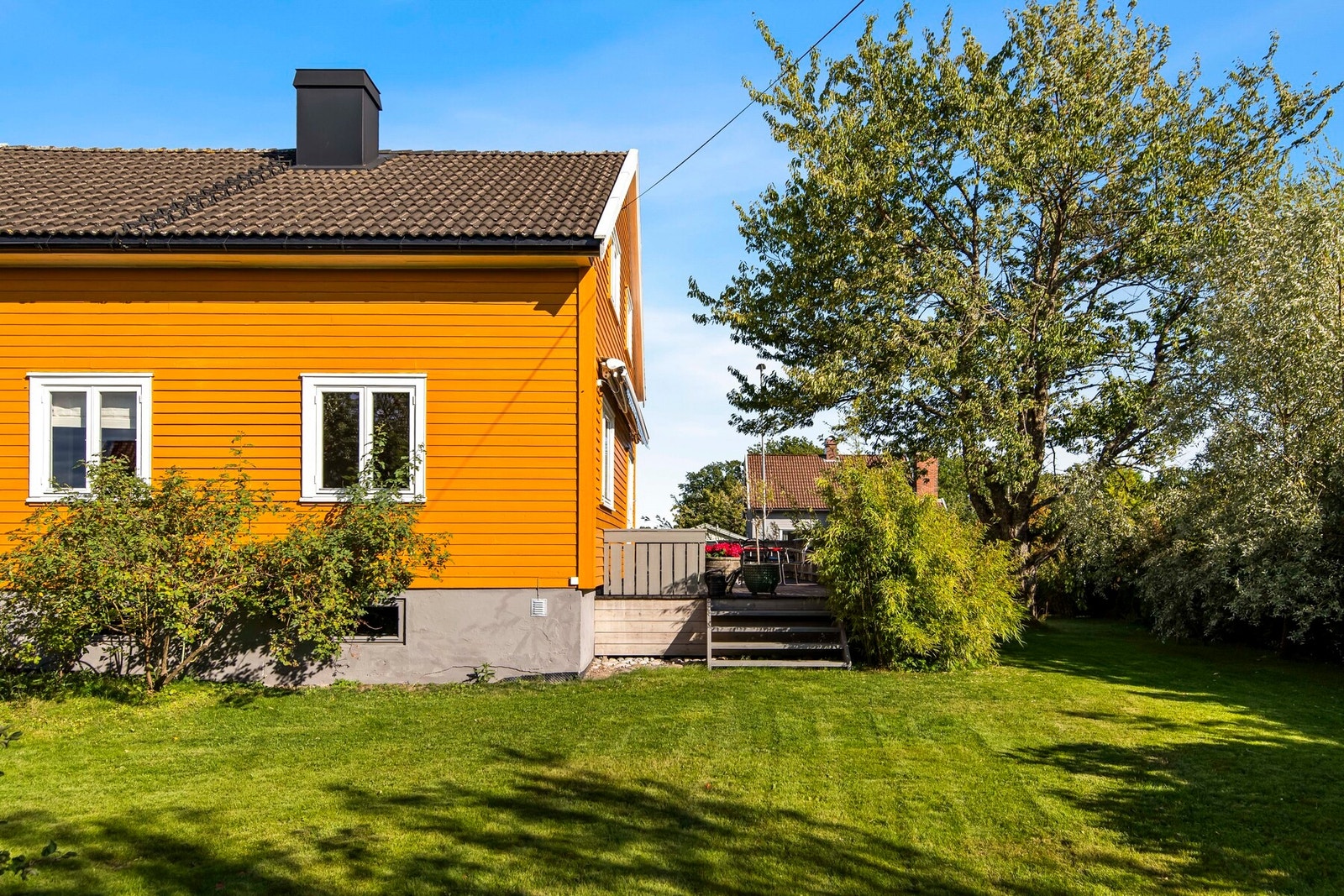 Den sydøst og sydvest vendte terrassen på ca. 44 kvm blir en naturlig forlengelse av boligen og hagen. Her er det god plass til både lange middager, kaffekopper i solen og hyggelige sammenkomster Galleribilde