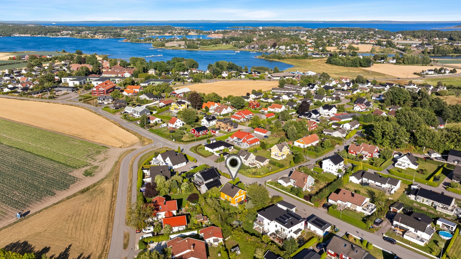 I tillegg kort vei idrettsanlegg, flotte turområder, samt sjøen med skjærgård og flotte badeplasser Galleribilde
