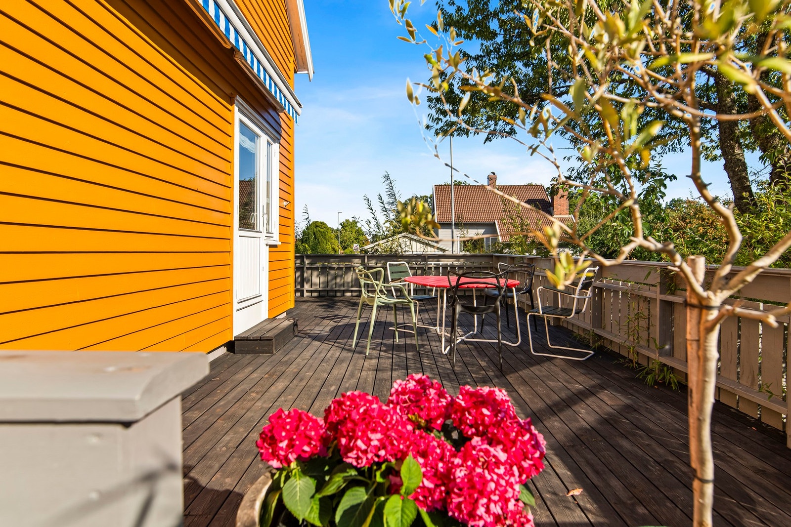 Stor solrik terrasse på ca. 44 kvm med motorisert markise Galleribilde