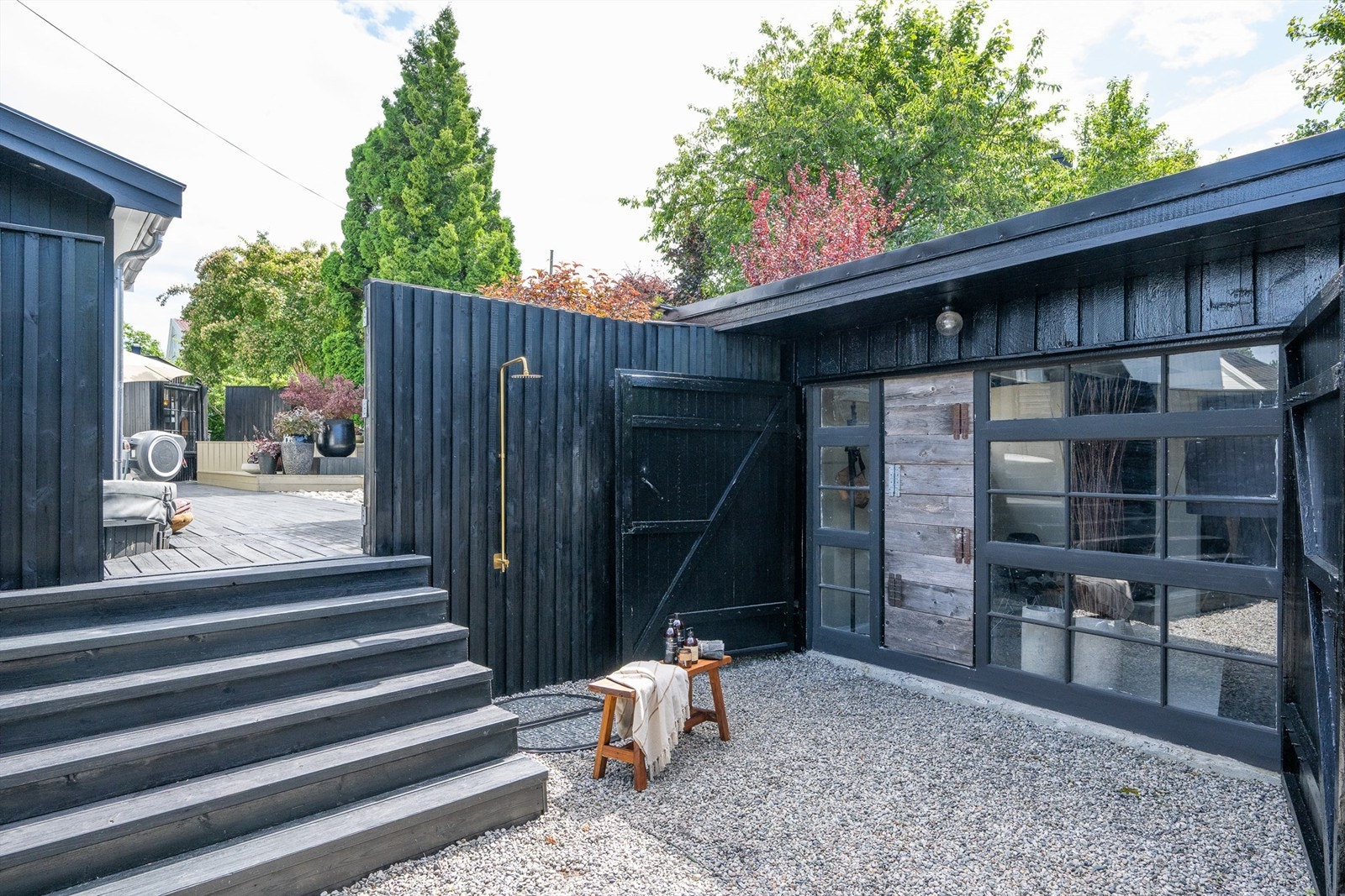 Portrom med atelier/verksted, samt utedusj. Galleribilde