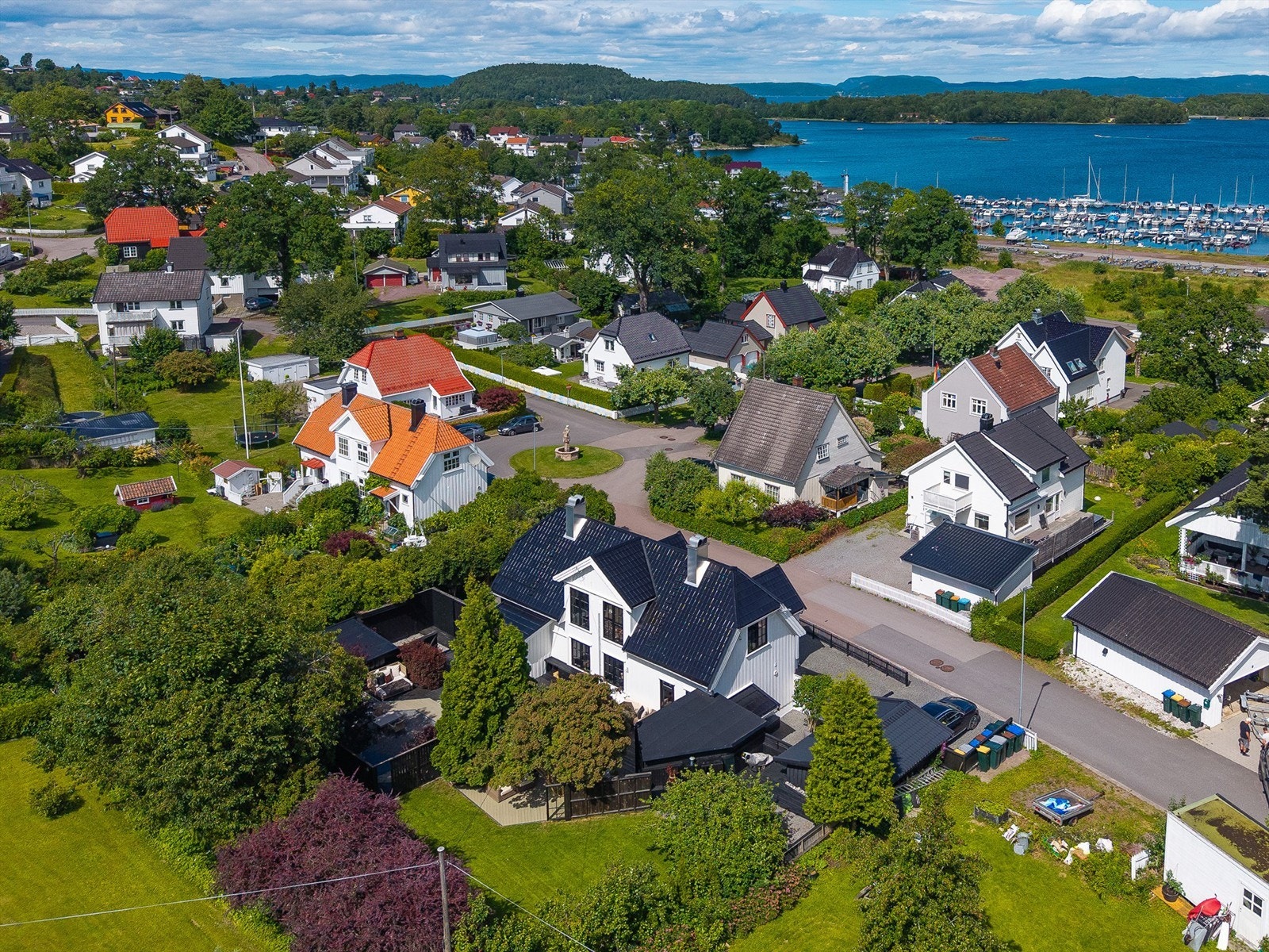 Solrik og sjønær beliggenhet i hagebyen på Apenes! Fotograf: Kristian Bollæren / Fotofinish AS. Galleribilde