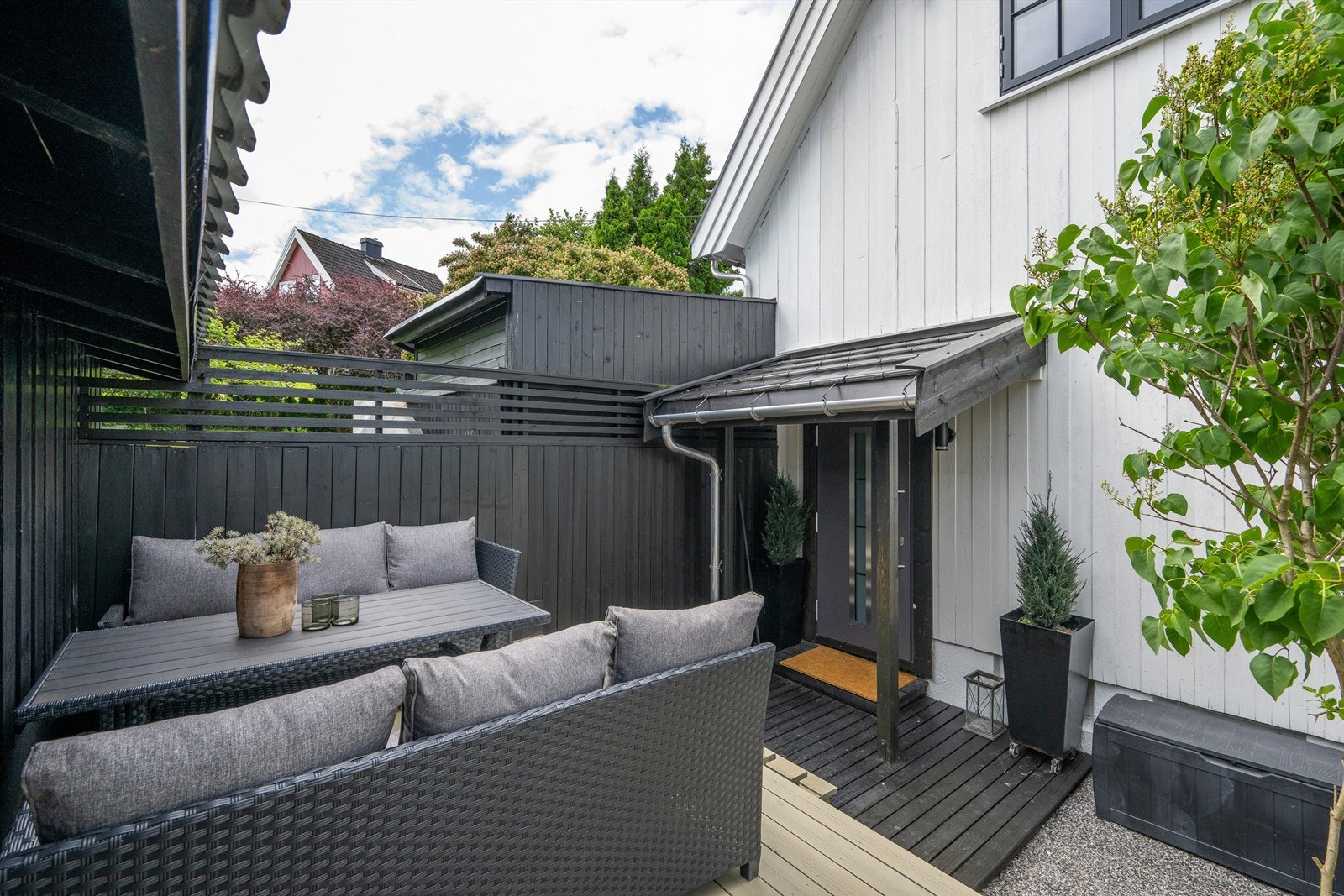 Uteplass på sydsiden. Inngang til kjeller nr 1. Galleribilde