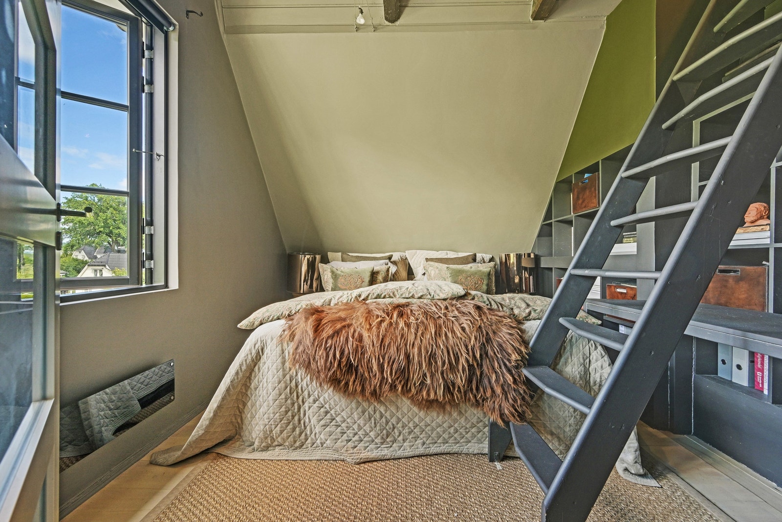 Soverom med trapp til hems. Spesialdesignede løsninger hele veien. Galleribilde