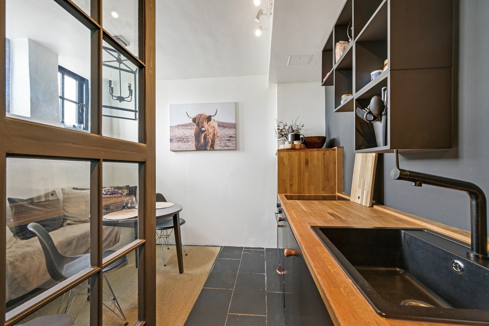 1 av 2 kjøkken i kjeller. Galleribilde