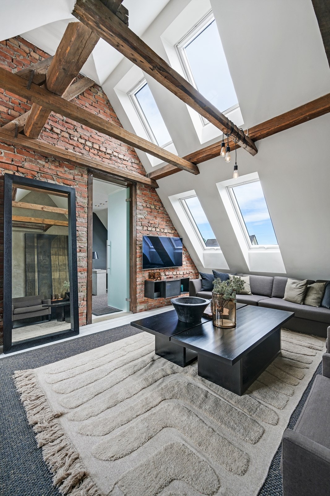 Loftstue, - deler av rommet er ikke godkjent for varig opphold. Galleribilde