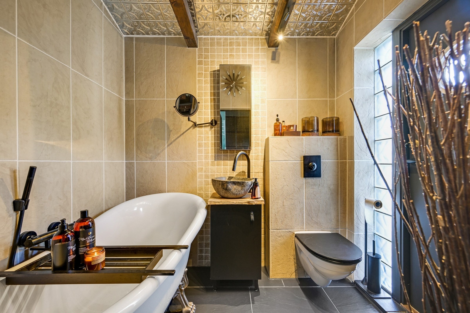 Baderom med utgang til hage med jacuzzi. Galleribilde