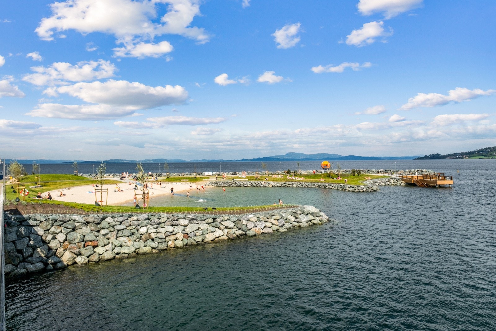 Grilstad Marina ble offisielt åpnet i 2015 og består blant annet av småbåthavn, lekeplasser, sandvolleyballbane, badestrand og fine turstier ved fjordkanten. Velkommen til visning! Galleribilde