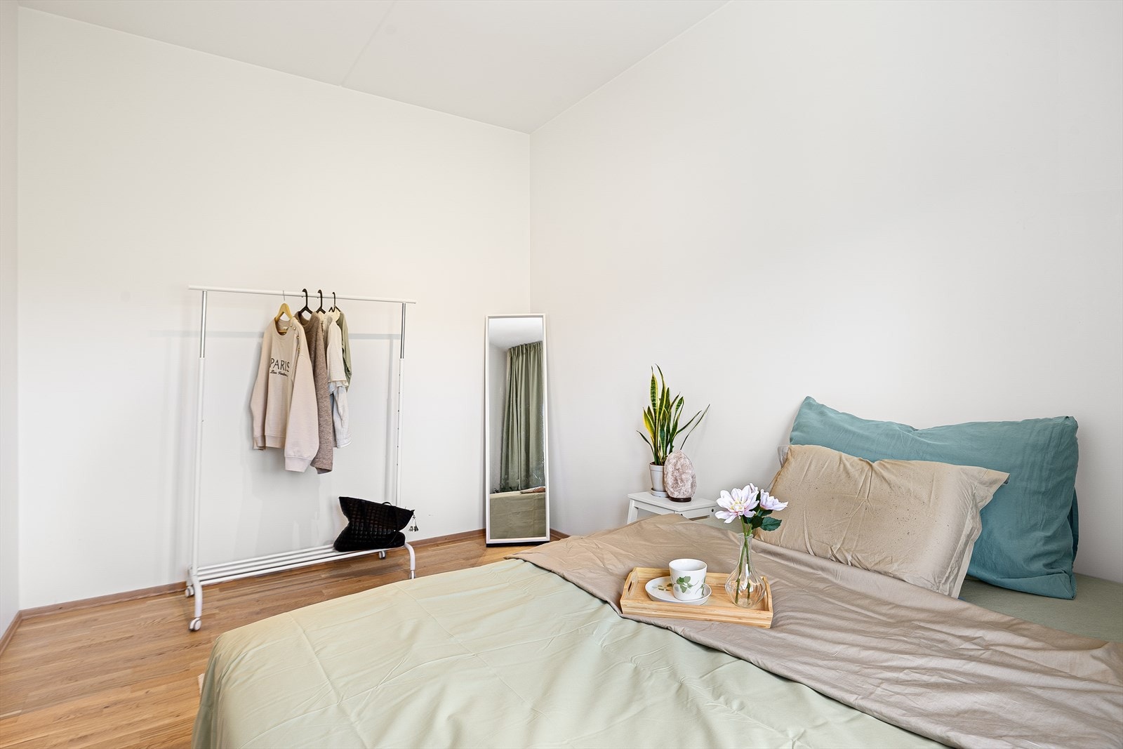 Soverommets behagelige størrelse gir gode muligheter for å møblere etter eget ønske. Hjemmets har selvsagt en moderne standard med balansert ventilasjon for et optimalt og godt inneklima. Galleribilde