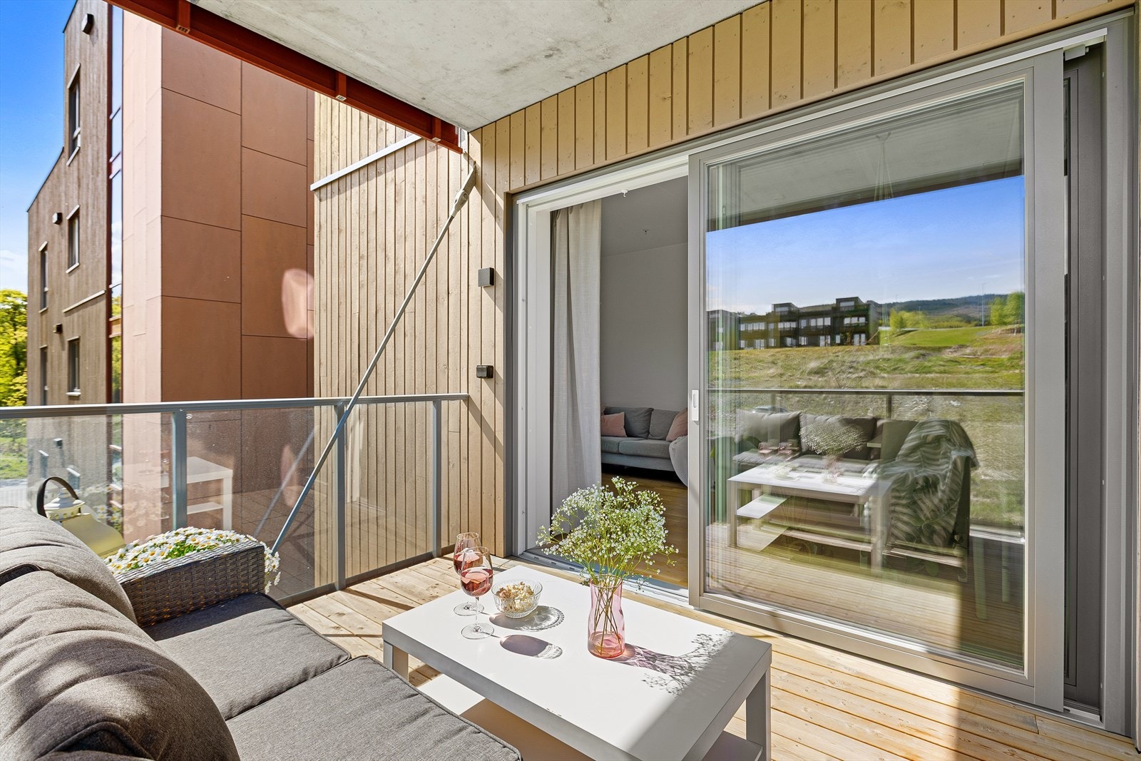 Fra stuen har man direkte utgang til en lun og overbygd balkong på 9 m² med gode solforhold. Her har man god plass til en koselig sittegruppe og tilhørende møblement. Galleribilde