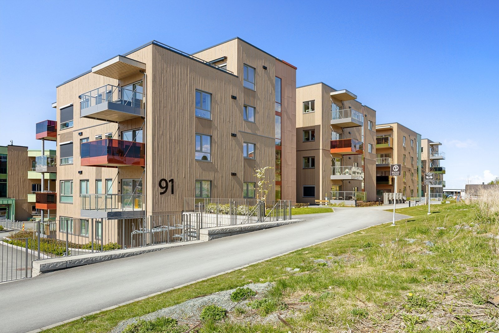 Fra leiligheten er det kort avstand til bussholdeplass med metrobuss, dagligvarebutikker slik som Kiwi, Coop Extra og Rema 1000, 3T-treningssenter, E6, og flotte turmuligheter både langs fjorden og i marka. Galleribilde