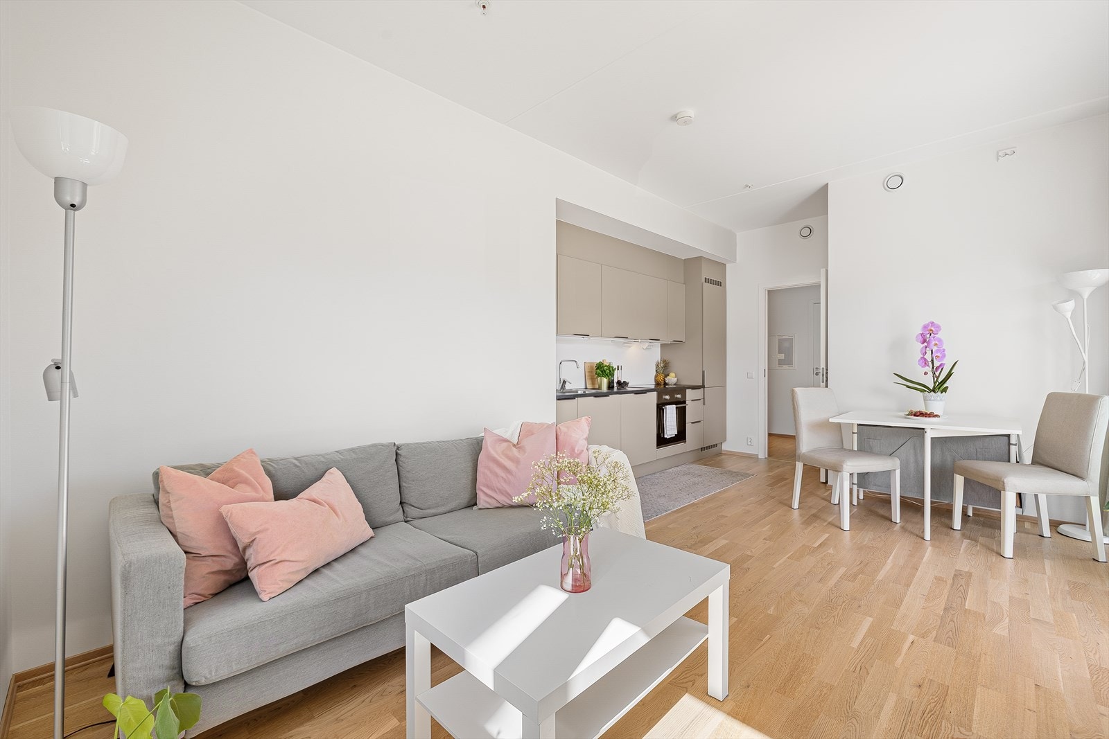 Her et det lagt en tidsriktig 3-stavs eikeparkett som gir leiligheten et moderne preg. Videre er det etablert vannbåren gulvvarme for å sikre en behagelig oppvarming av hjemmet. Dette gir både rimelige og forutsigbare bokostnader året rundt. Galleribilde