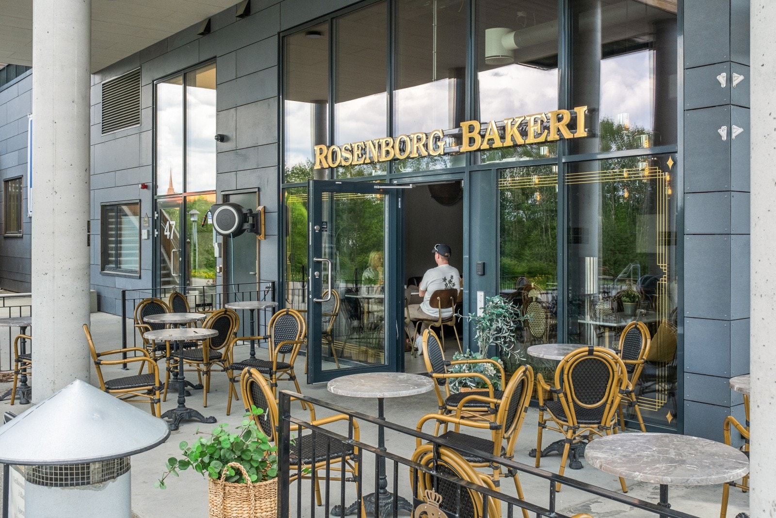 5 minutter fra leiligheten med bil finner man Rema 1000 og Rosenborg Bakeri. Like ved kan man også besøke Grilstadporten senter med Coop Extra, apotek, frisør, blomsterbutikk og Impulse treningssenter. Galleribilde