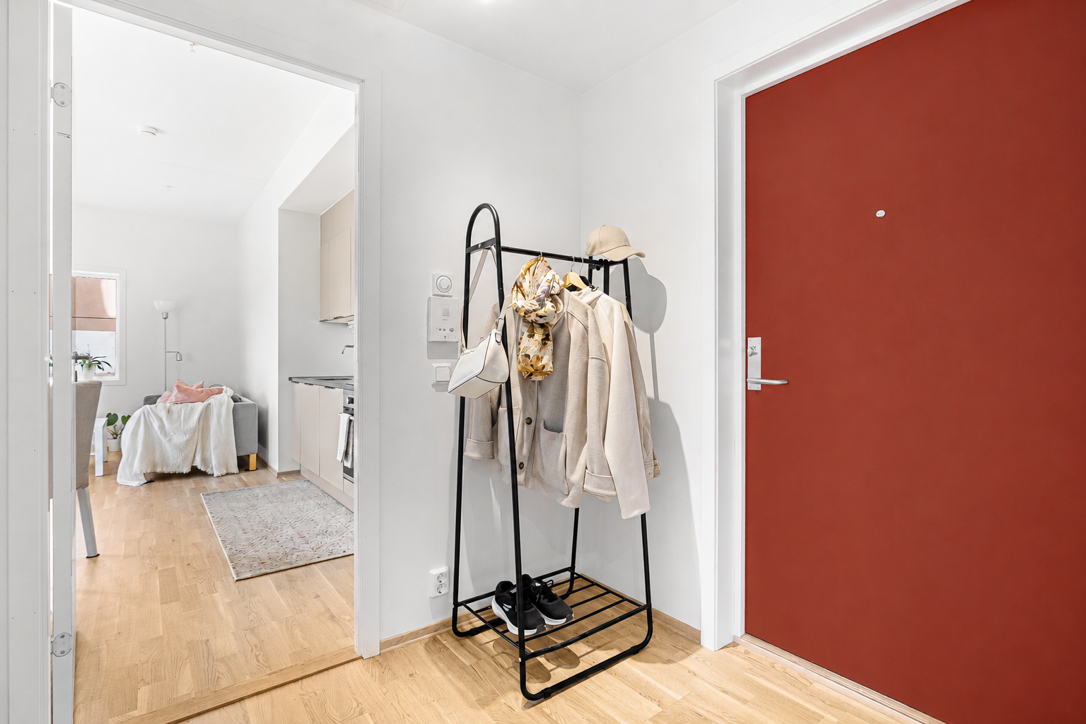 Her har man et innbydende inngangsparti med plass for enten kommode, garderobeskap og/eller vegghengte knagger for oppbevaring av yttertøy og sko. Galleribilde