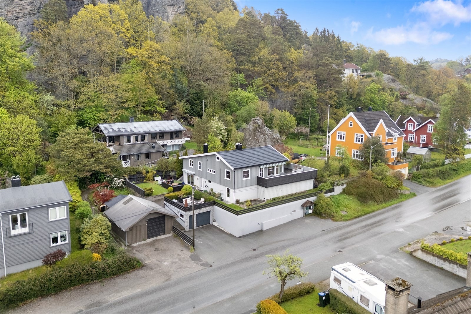 Asfaltert adkomst og parkering på egen tomt. Galleribilde