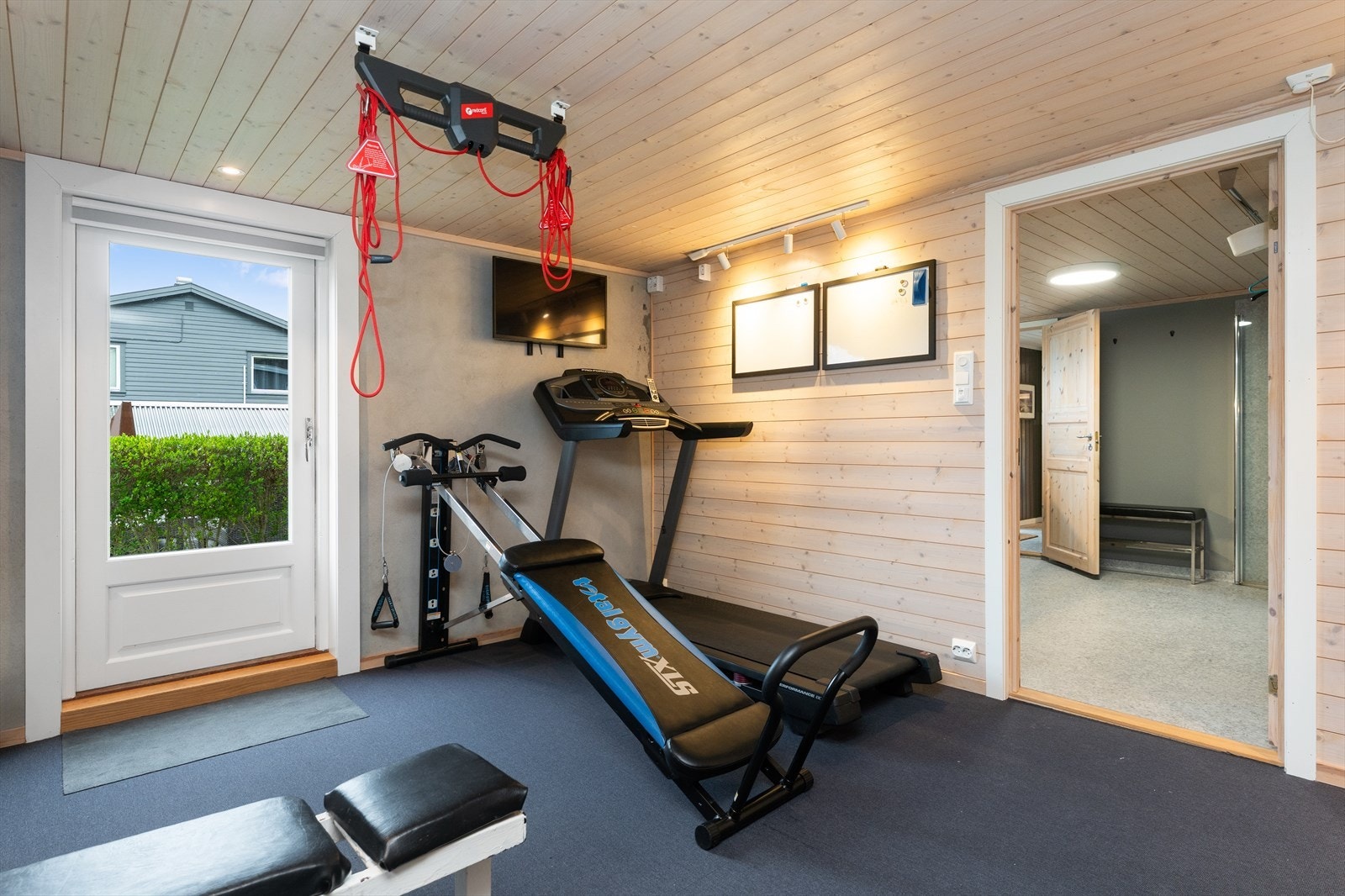 Eget treningsrom med utgang til hagen. Galleribilde