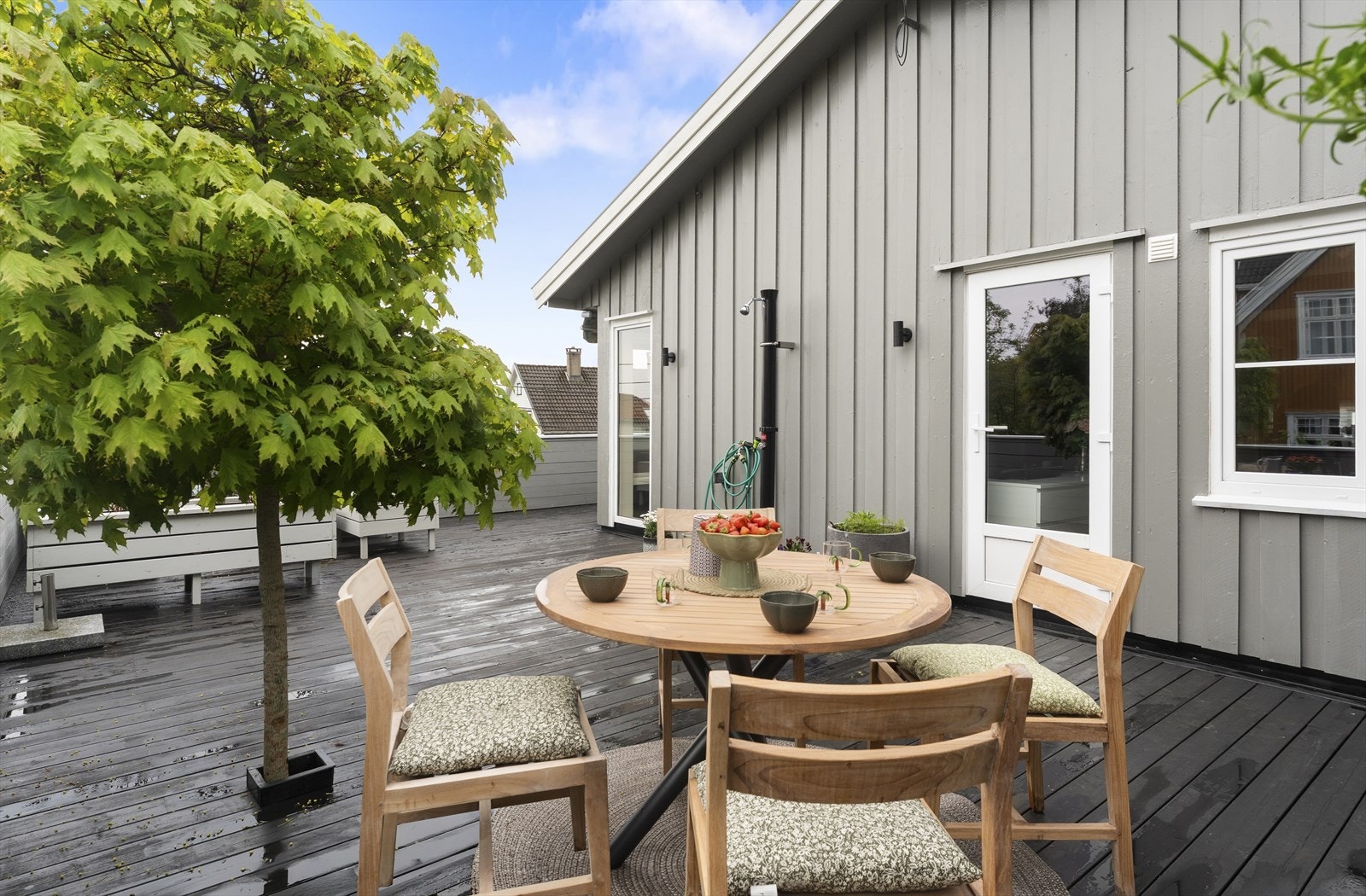 En av de herlige uteplassene med god plass til sittegruppe. Galleribilde
