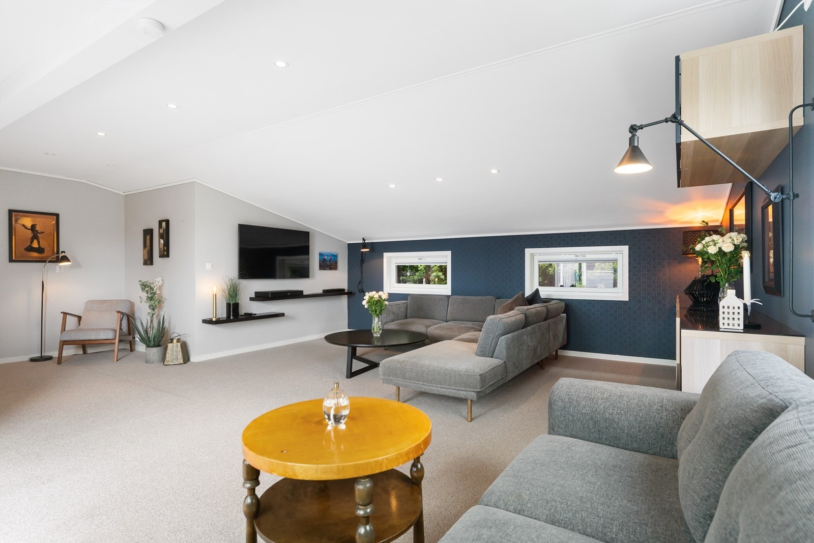 Romslig stue med god plass til en stor sofagruppe. Galleribilde