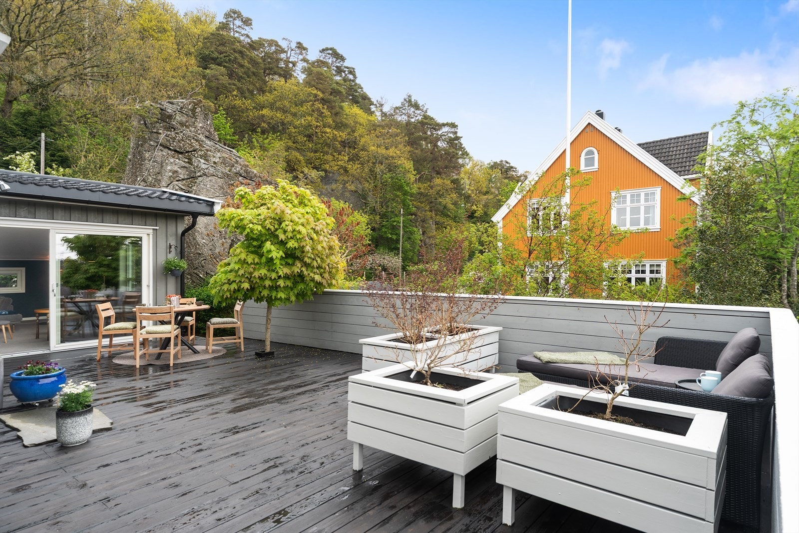 Uteplassen er stor og har flere soner for møblering. Galleribilde