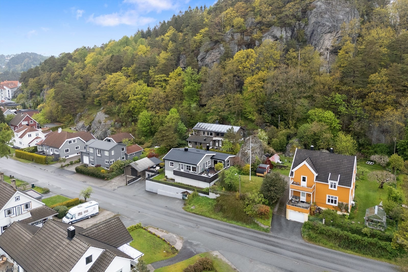 Eiendommen ligger fint til med grønne omgivelser. Galleribilde