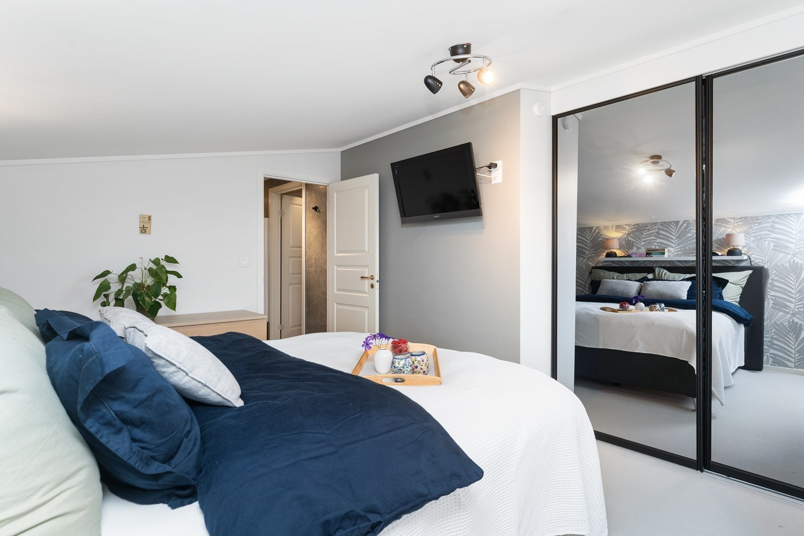 Hovedsoverom med god plass til dobbeltseng og stor skyvedørsgarderobe. Galleribilde
