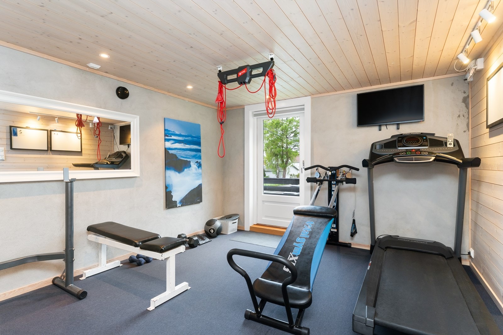 Her er det god plass til diverse treningsapparater. Galleribilde