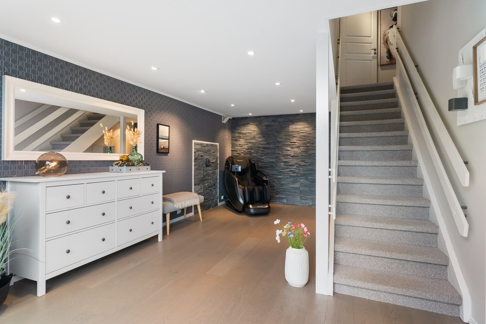 Lys og møblerbar hall i første etasje. Galleribilde
