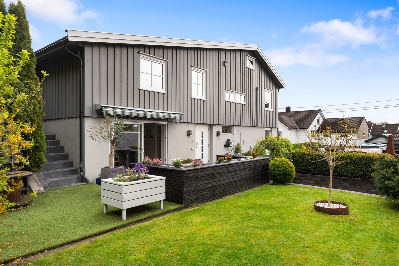 Pent opparbeidet hage med plen og beplantning. Galleribilde