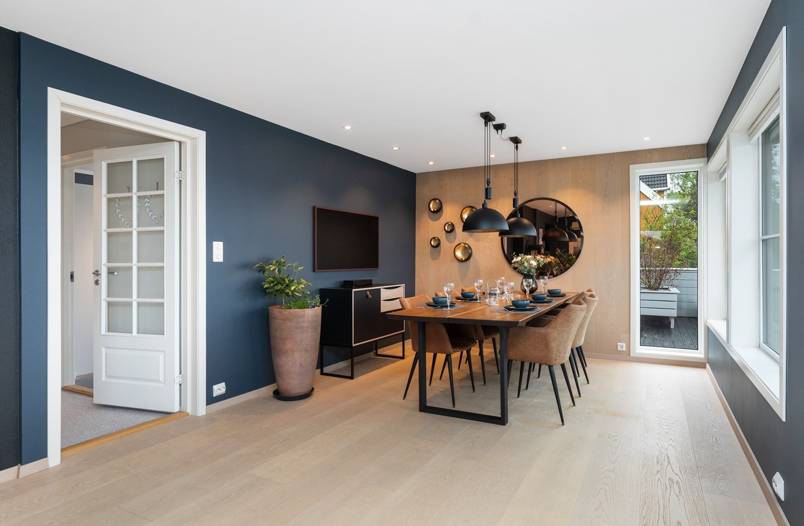 Spisestue med god plass til langbord og hyggelige middagsselskaper. Galleribilde