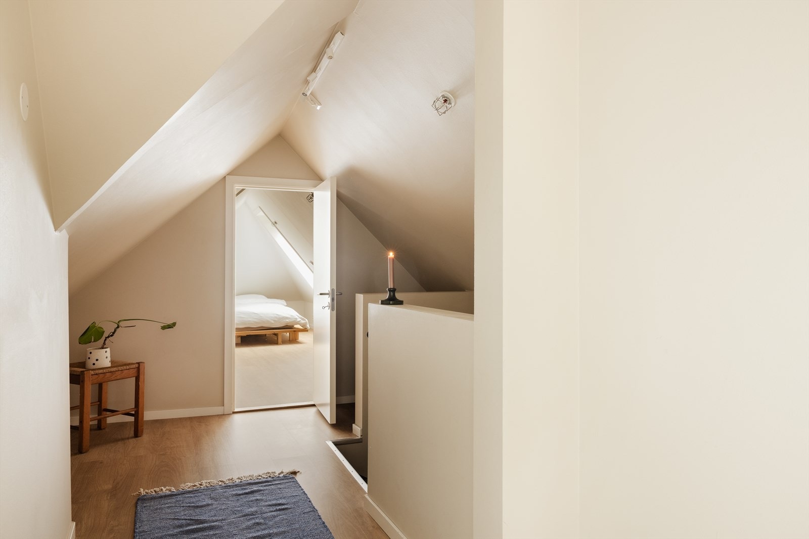 - Loftsetasjen inneholder gang, tre soverom og bad - Galleribilde