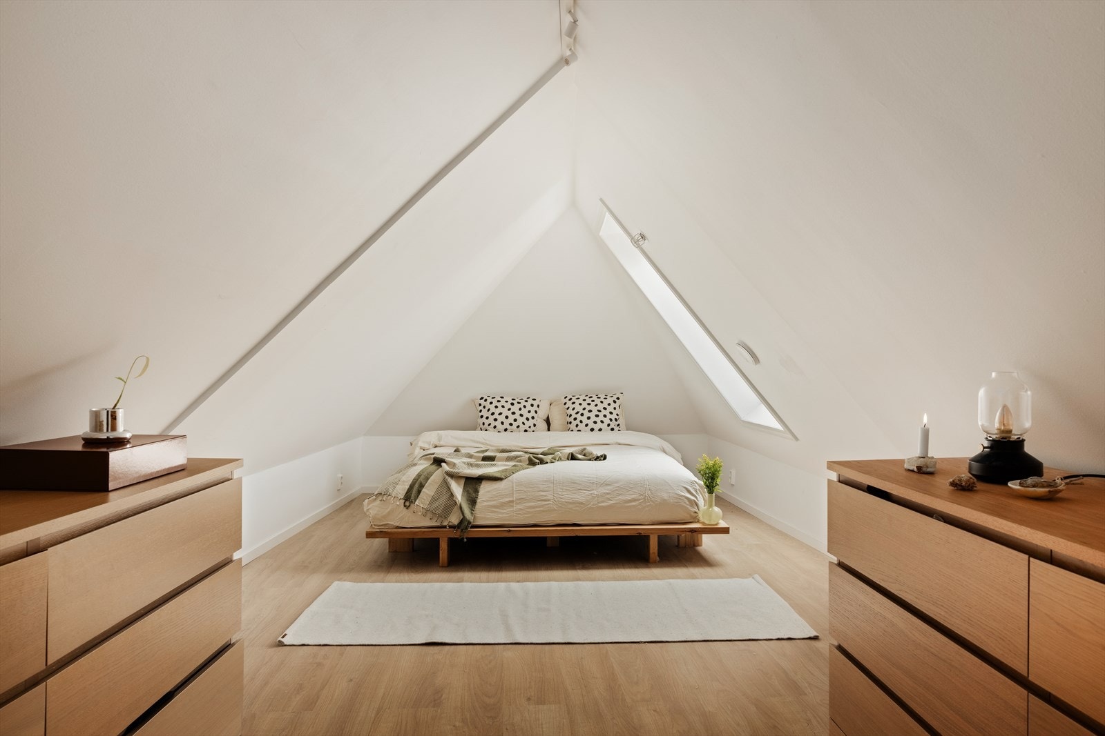 - Soverommene måler 8,2 m², 9,6 m² og 5,6 m² - Galleribilde