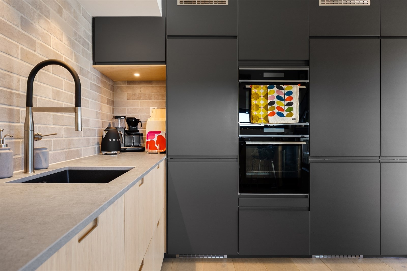 Kjøkkeninnredning fra Ikea (2021) med kompositt benkeplate og glatte fronter. Galleribilde