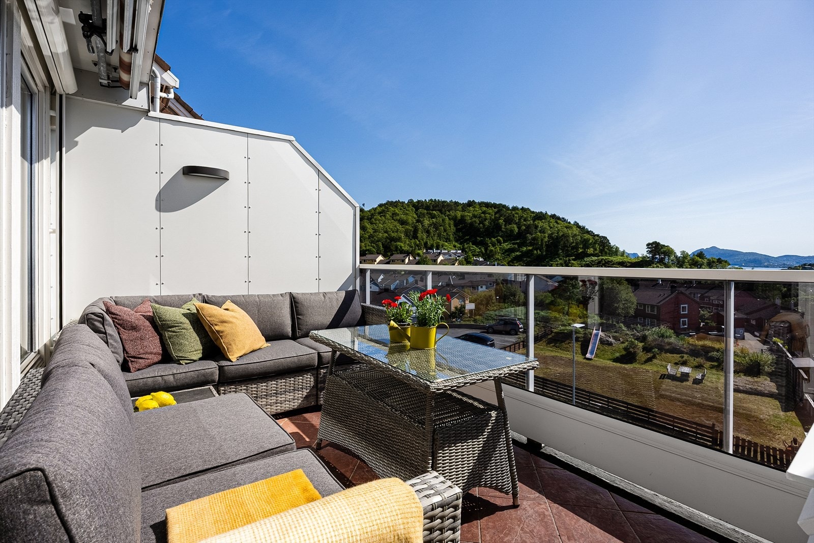 Fra stuen er det utgang til en flislagt terrasse på 8,5 m² med plass til en romslig sittegruppe. Galleribilde